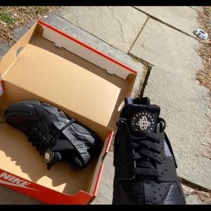 black huraches! brand new
